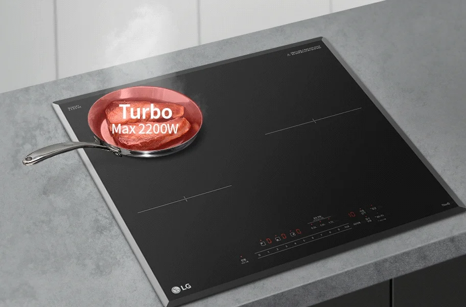 인덕션 레인지 위에 팬이 놓여 있으며, 팬에서 김이 나고 있습니다. 2개의 팬 위에는 Turbo Max 2200W라는 텍스트가 표시되어 있고 나머지 1개의 팬 위에는 Turbo Max 3400W라는 텍스트가 있습니다. 인덕션 레인지 표면에는 조작을 위한 숫자와 선이 그려져 있습니다. 주방의 깔끔한 대리석 상판이 배경으로 보입니다.