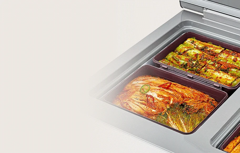 김치통에 먹음직스럽게 보이는 김치가 나란히 담아져 있는 이미지입니다.